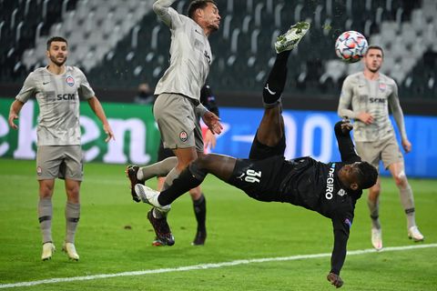 Breel Embolo erzielt per Fallrückzieher ein Tor für Borussia Mönchengladbach