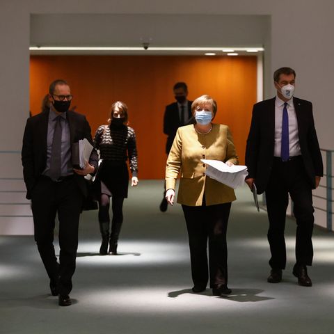 Angela Merkel im Bundeskanzleramt auf dem Weg zur Pressekonferenz