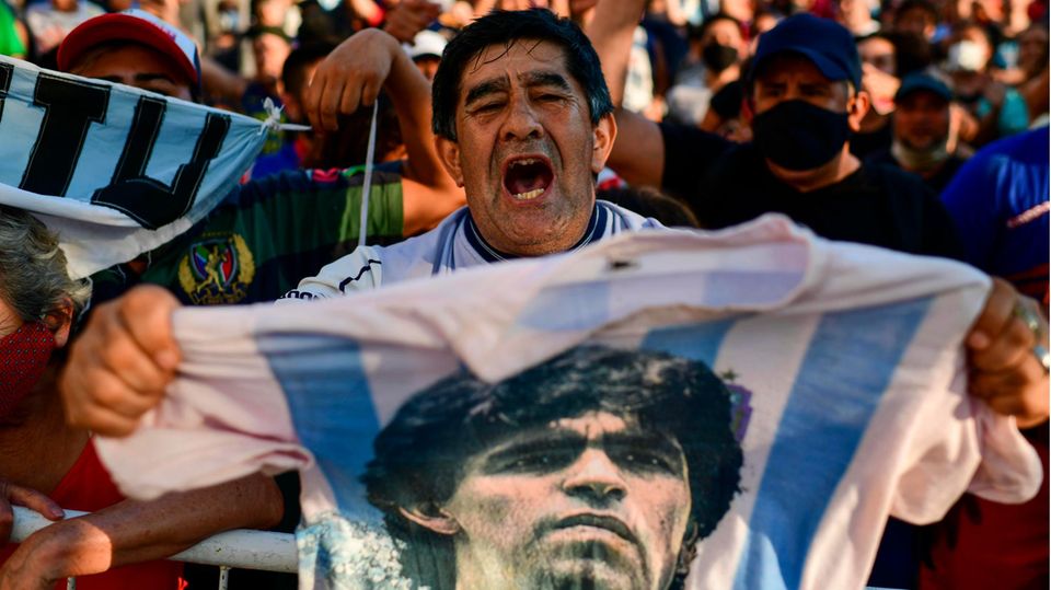 Trauernde Fans versammeln sich vor der Leichenhalle, in der Diego Maradona liegt