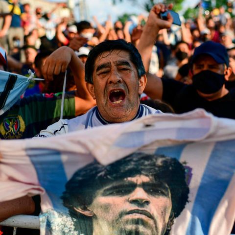Trauernde -Fans versammeln sich vor der Leichenhalle, in Dergo Maradona liegt