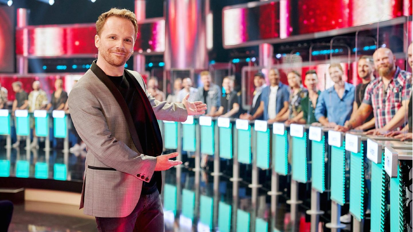 Ralf Schmitz begrüßt bei "Take Me Out" 30 schwule Männer, die um einen Single kämpfen.