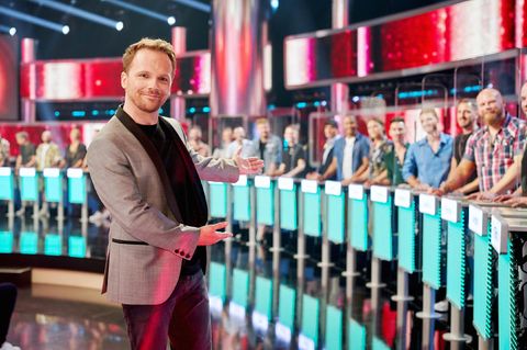 Ralf Schmitz begrüßt bei "Take Me Out" 30 schwule Männer, die um einen Single kämpfen.