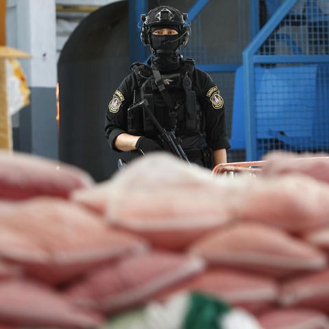 Ein thailändischer Polizist bewachtbeschlagnahmte Drogen.