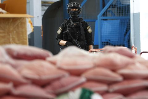 Ein thailändischer Polizist bewachtbeschlagnahmte Drogen.