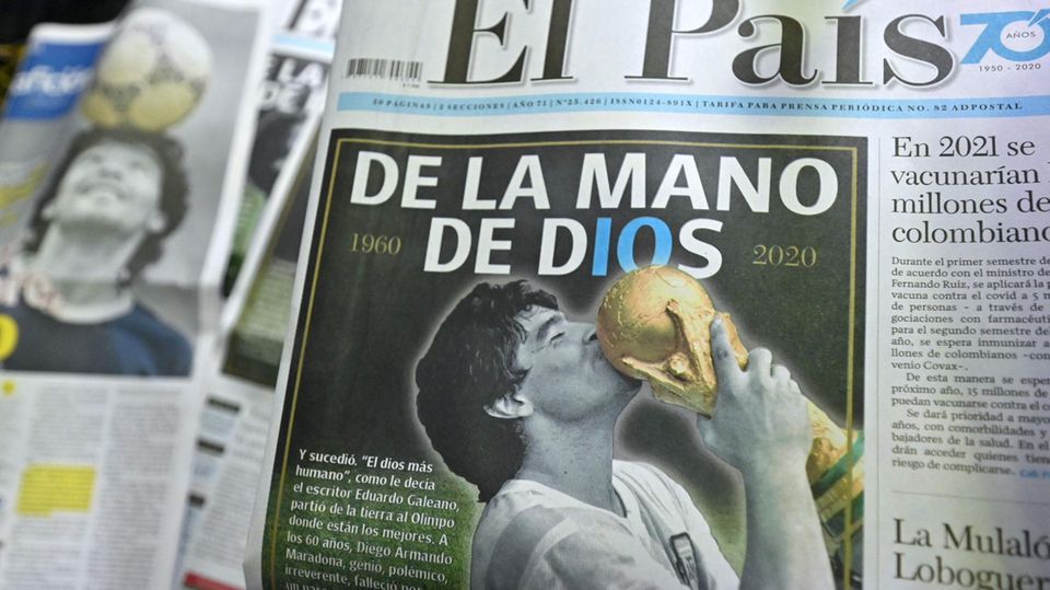 Mit der Schlagzeile "Aus der Hand Gottes" meldet die kolumbianische Zeitung "El Pais de Cali" den Tod von Diego Maradona