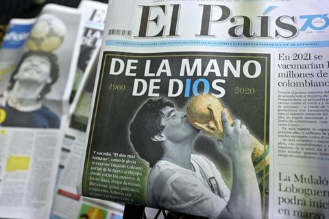 Mit der Schlagzeile "Aus der Hand Gottes" meldet die kolumbianische Zeitung "El Pais de Cali" den Tod von Diego Maradona