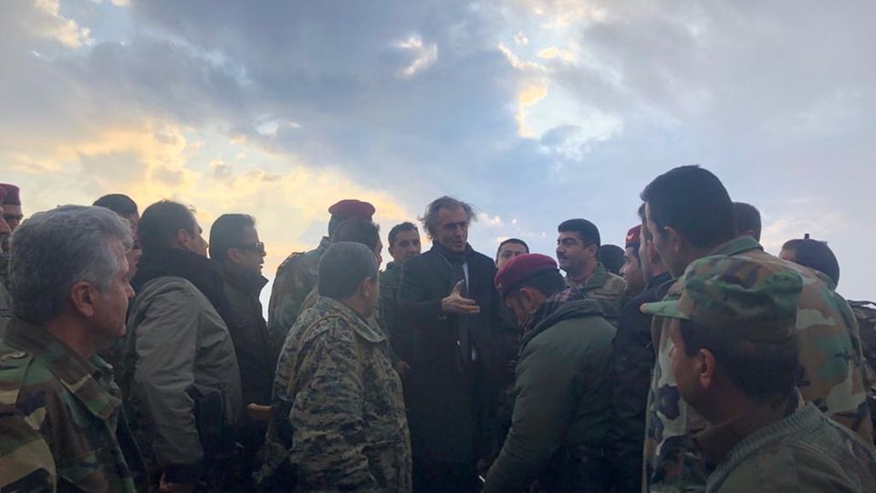 Bernard-Henri Lévy gemeinsam mit kurdischen Peshmerga im Nordirak