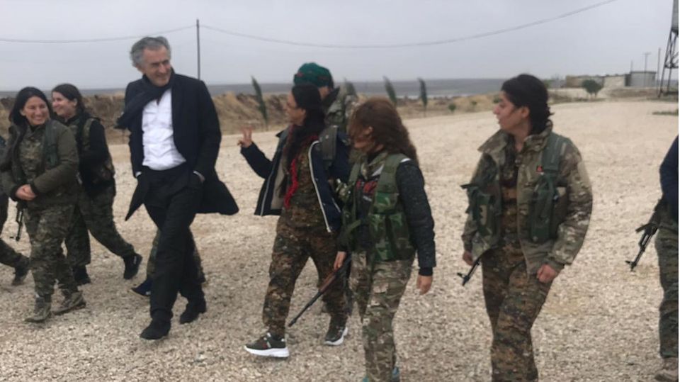 Bernard-Henri Lévy und Soldatinnen in Rojava, Syrien
