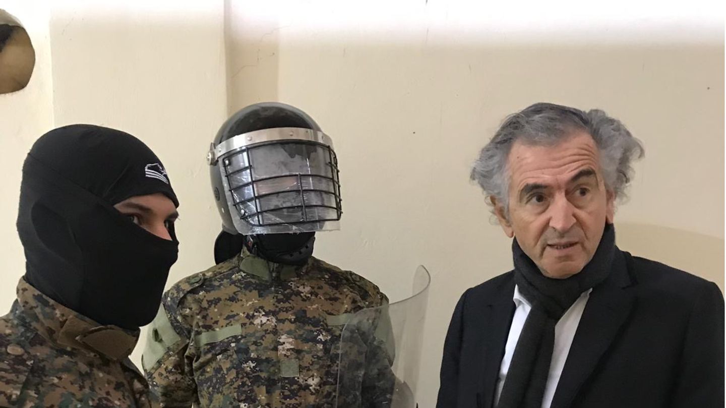 Bernard-Henri Lévy und kurdische Gefängniswärter, die ehemalige IS-Kämpfer bewachen