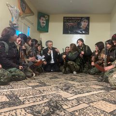 Bernard-Henri Lévy im Gespräch mit Soldatinnen in Rojava, Syrien