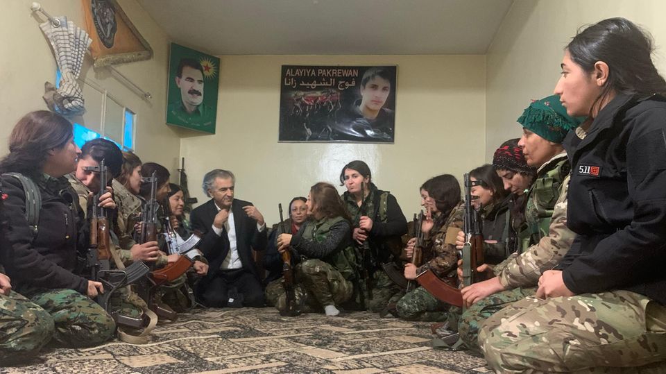 Bernard-Henri Lévy im Gespräch mit Soldatinnen in Rojava, Syrien
