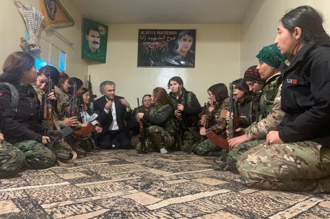 Bernard-Henri Lévy im Gespräch mit Soldatinnen in Rojava, Syrien