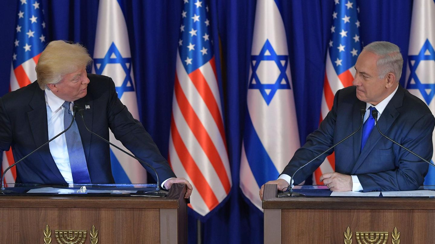 Donald Trump und Benjamin Netanjahu schauen sich an