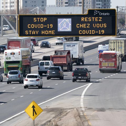Warnung vor dem Coronavirus an einer Autobahn in Toronto, Kanada
