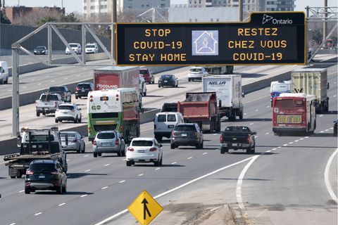 Warnung vor dem Coronavirus an einer Autobahn in Toronto, Kanada