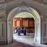 Die Mönche haben diesen Ort längst aufgegeben: Die beiden Skulpturen wirken wie die letzten Wächter des sich selbst überlassenen Klosters