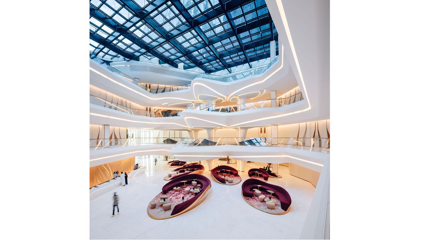 Blick in die Lobby: Das ME-Hotel, das zur spanischen Meliá-Gruppe gehört, trägt ganz die Formen- und Farbhandschrift Hadids bis hin zu den Möbeln. Durch die 74 Zimmer, 19 Suiten und 96 Serviced Apartments ziehen sich zwei Design-Themen. Während die Midnight-Zimmer den dynamischen Nachthimmel über Dubais Skyline widerspiegeln, sind die Desert-Räume eine Hommage an die sanften Farbwelt und Ruhe der Wüstenlandschaft in den Emiraten.  Infos: www.melia.com/de