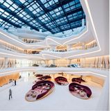 Blick in die Lobby: Das ME-Hotel, das zur spanischen Meliá-Gruppe gehört, trägt ganz die Formen- und Farbhandschrift Hadids bis hin zu den Möbeln. Durch die 74 Zimmer, 19 Suiten und 96 Serviced Apartments ziehen sich zwei Design-Themen. Während die Midnight-Zimmer den dynamischen Nachthimmel über Dubais Skyline widerspiegeln, sind die Desert-Räume eine Hommage an die sanften Farbwelt und Ruhe der Wüstenlandschaft in den Emiraten.  Infos: www.melia.com/de