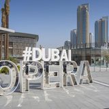 Ursprünglich sollte das Architekturbüro Zaha Hadid Architects die Dubai Opera bauen. Doch durch die Immobilienkrise vor gut zehn Jahren wurde der Plan verworfen. Jetzt gibt es in Downtown Dubai ein multifunktionales Kulturzentrum ohne ein festes Ensemble. Vor bis zu 2000 Zuschauern werden Gastspiele aus den Bereichen Oper, Theater und Konzert aufgeführt.  Infos: www.dubaiopera.com