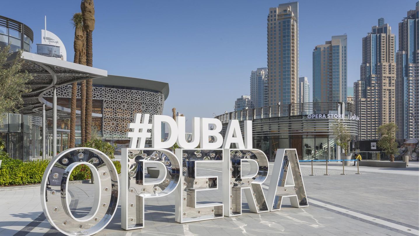 Ursprünglich sollte das Architekturbüro Zaha Hadid Architects die Dubai Opera bauen. Doch durch die Immobilienkrise vor gut zehn Jahren wurde der Plan verworfen. Jetzt gibt es in Downtown Dubai ein multifunktionales Kulturzentrum ohne ein festes Ensemble. Vor bis zu 2000 Zuschauern werden Gastspiele aus den Bereichen Oper, Theater und Konzert aufgeführt.  Infos: www.dubaiopera.com