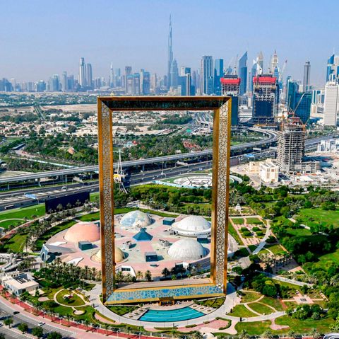 Bild 1 von 13 der Fotostrecke zum Klicken:  Der Architekt Fernando Donis hat mit dem Dubai Frame einen ungewöhnlichen Aussichtspunkt entworfen, einen überdimensionalen Bilderrahmen. Die beiden 150 Meter hohen Türme sind durch eine 93 Meter lange Brücke mit Fenstern und einem Glasboden verbunden – für Aus- und Tiefblicke auf die Skyline und den darunter liegenden Zabeel-Park.  Infos: www.thedubaiframe.com