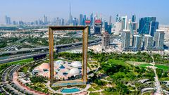 Bild 1 von 13 der Fotostrecke zum Klicken:  Der Architekt Fernando Donis hat mit dem Dubai Frame einen ungewöhnlichen Aussichtspunkt entworfen, einen überdimensionalen Bilderrahmen. Die beiden 150 Meter hohen Türme sind durch eine 93 Meter lange Brücke mit Fenstern und einem Glasboden verbunden – für Aus- und Tiefblicke auf die Skyline und den darunter liegenden Zabeel-Park.  Infos: www.thedubaiframe.com