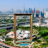 Bild 1 von 13 der Fotostrecke zum Klicken:  Der Architekt Fernando Donis hat mit dem Dubai Frame einen ungewöhnlichen Aussichtspunkt entworfen, einen überdimensionalen Bilderrahmen. Die beiden 150 Meter hohen Türme sind durch eine 93 Meter lange Brücke mit Fenstern und einem Glasboden verbunden – für Aus- und Tiefblicke auf die Skyline und den darunter liegenden Zabeel-Park.  Infos: www.thedubaiframe.com