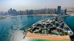 Vor der Jumeirah Beach Residence in der Nähe der Dubai Marina entstand auf einer künstlich aufgeschütteten Insel mit dem Namen Bluewaters Island das Viertel The Wharf mit dem 210 Meter hohen Riesenrad Ain Dubai als Blickfang, das allerdings noch nicht in Betrieb ist.
