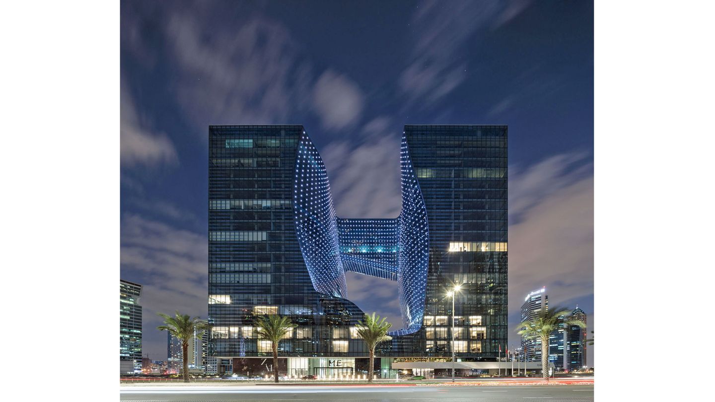 In der Nähe des Burj Khalifa scheint das neue Opus-Gebäude über dem  Boden zu schweben. Der durchbrochene Kubus ist ein Entwurf der kürzlich verstorbenen Architektin Zaha Hadid, der neben Büros auch das Ende November 2020 nach dem Lockdown wiedereröffnete ME-Hotel beherbergt.