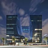 In der Nähe des Burj Khalifa scheint das neue Opus-Gebäude über dem  Boden zu schweben. Der durchbrochene Kubus ist ein Entwurf der kürzlich verstorbenen Architektin Zaha Hadid, der neben Büros auch das Ende November 2020 nach dem Lockdown wiedereröffnete ME-Hotel beherbergt.