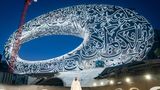 Bekanntlich hat die Zukunft in Dubai vor mehr als drei Jahrzehnten begonnen. Doch schon bald wird die Zukunft einen Platz in einem eigens für sie gebauten Museum haben. Der Schwerpunkt der Ausstellungen im torusfömigen Museum of the Future, das zur Dubai Future Foundation gehört, liegt auf den Themen Innovation und Design. Das silberne Gebäude mit der kalligrafischen Fassade an der Sheikh Zayed Road wurde von Killa Design entworfen.  Infos: https://museumofthefuture.ae