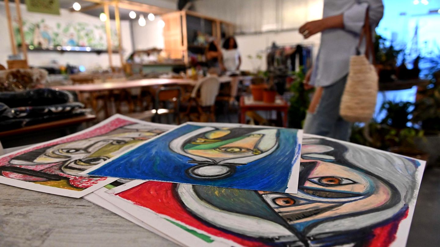 Im Laufe eines Jahrzehnts haben sich in der Alserkal Avenue auch regelmäßige Kunstmessen etabliert, ebenso ein Arthouse-Kino, Tanzstudios, Cafés und Läden.