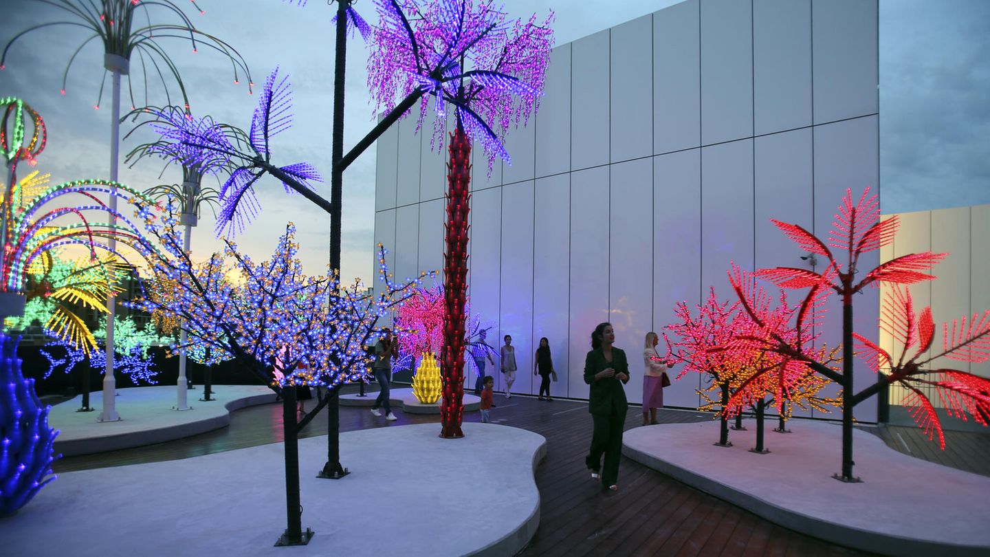 Am Dubai Creek liegt das vor zwei Jahren eröffnete Jameel Arts Centre, ein weißer Kubus-Bau an der Jaddaf Waterfront. Es versteht sich als ein Museum für Gegenwartskunst mit Wechselausstellungen, Bibliothek und einem Skulpturengarten. Die von Fady Jameel begründete Institution kooperiert mit dem Victoria & Albert Museum in London und dem Metropolitan Museum of Art in New York.  Infos: https://jameelartscentre.org