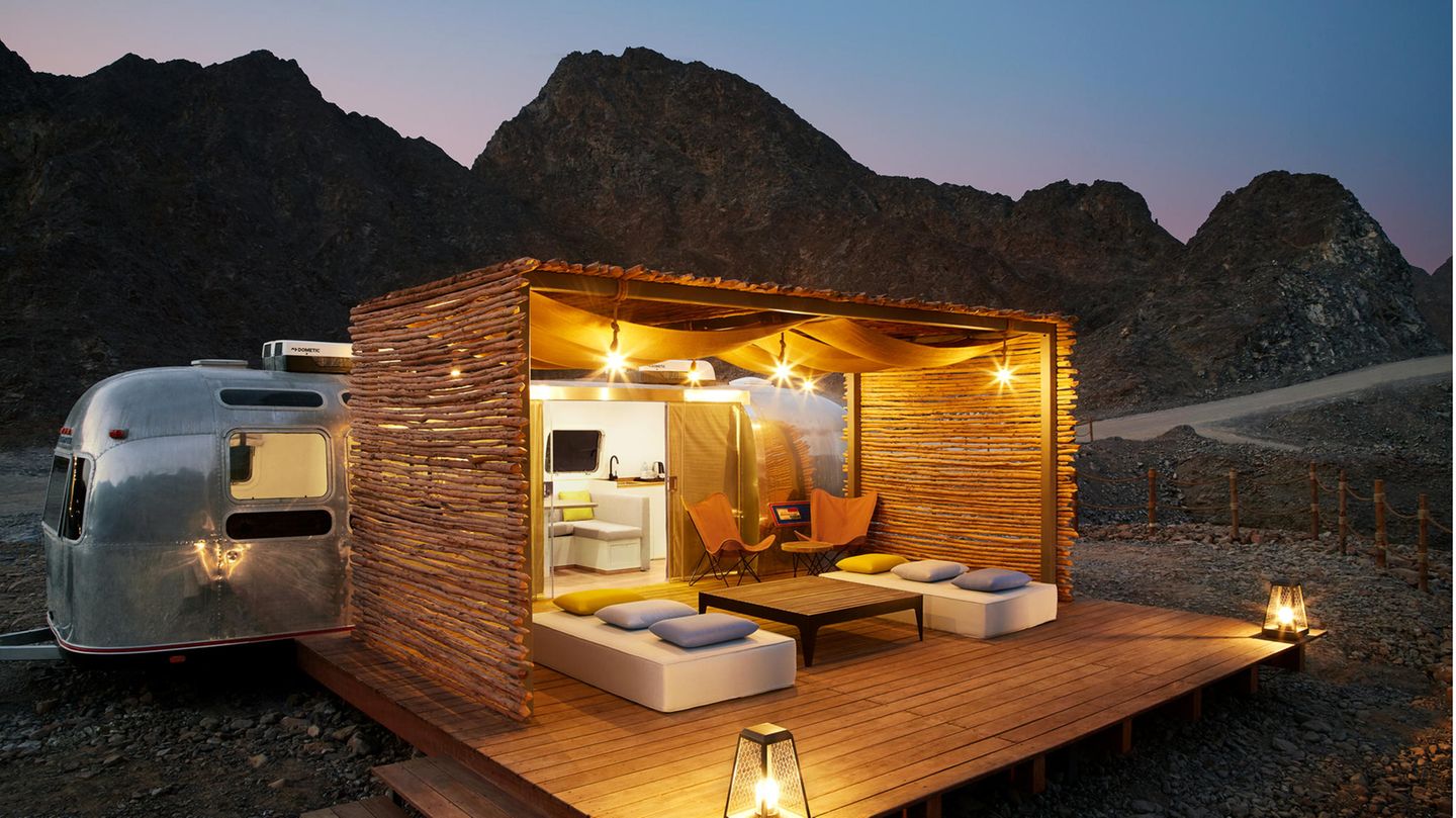 Eine gute Autostunde von der Metropole entfernt erstreckt sich das Hatta-Gebirge, ideal für mehr als nur einen Tagesausflug in die Natur mit Outdoor-Aktivitäten. Zum Übernachten bieten sich die einsam in der steinigen Wüste platzierten Zwei-Sterne-Bungalows der Damani Lodges und die silbern glänzenden Retro-Wohnwagen der Sedr-Trailers-Resorts an.  Infos: www.visithatta.com