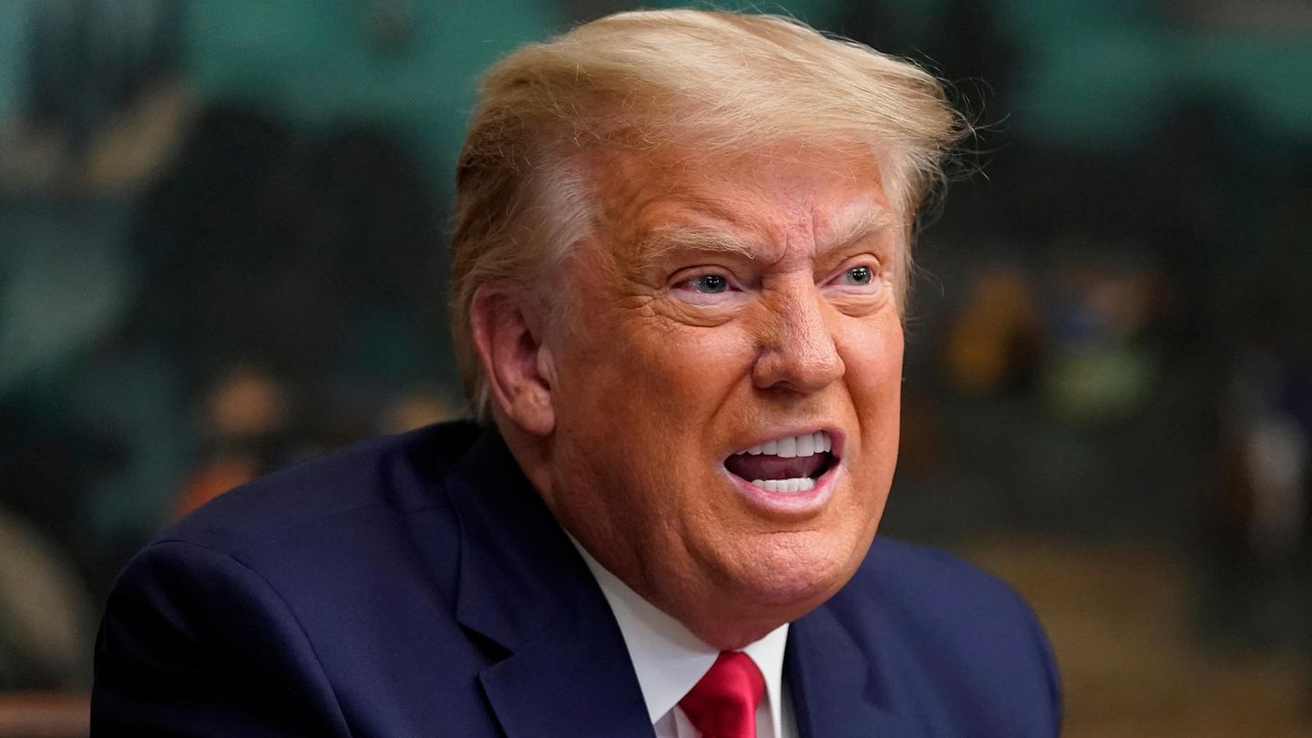 Donald Trump, Präsident der USA, spricht mit Journalisten