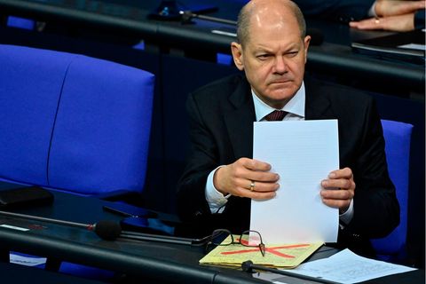 Olaf Scholz guckt während der Corona-Debatte leicht skeptisch. Vielleicht denkt er auch an seinen Haushalt für 2021