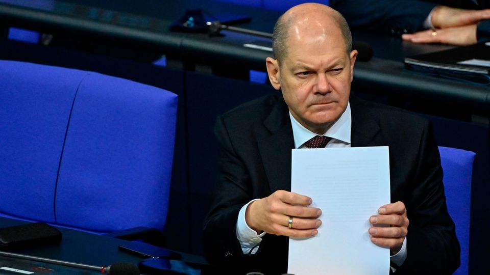 Olaf Scholz guckt während der Corona-Debatte leicht skeptisch. Vielleicht denkt er auch an seinen Haushalt für 2021
