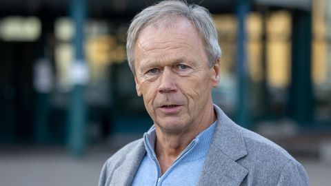 Der Landrat des Landkreises Hildburghausen, Thomas Müller, steht vor dem Landratsamt