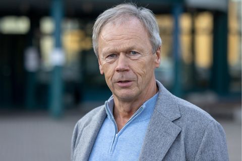 Der Landrat des Landkreises Hildburghausen, Thomas Müller, steht vor dem Landratsamt