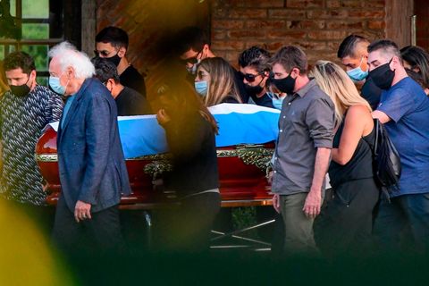 Familienangehörige und enge Freunde tragen den Sag Maradonas zur Beisetzung