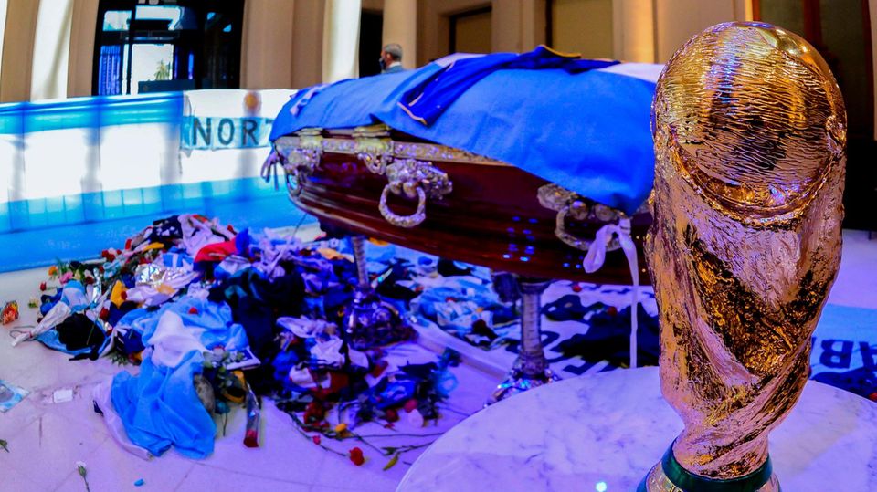 Der Sarg Maradonas wird im Präsidentenpalast Casa Rosada aufgebahrt, damit die Menschen Abschied nehmen können Der Sarg Maradonas wird im Präsidentenpalast Casa Rosada aufgebahrt, damit die Menschen Abschied nehmen können