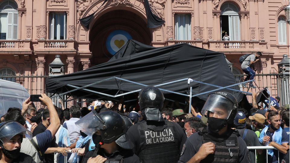 Zwischenzeitlich gab es Auseinandersetzungen zwischen Polizei und Fans Zwischenzeitlich gab es Auseinandersetzungen zwischen Polizei und Fans