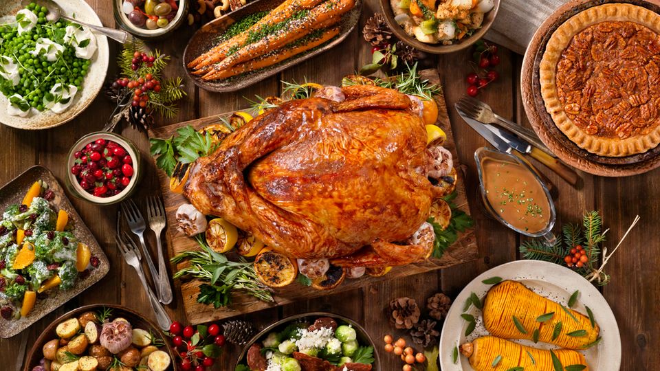 Der Weihnachtstruthahn mit Unmengen an Beilagen - auf dem Bild in der US-Variante mit Fächer-Kürbis und Pecan Pie.