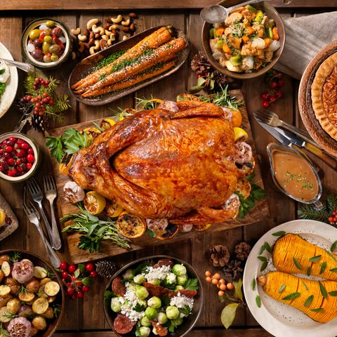 Der Weihnachtstruthahn mit Unmengen an Beilagen - auf dem Bild in der US-Variante mit Fächer-Kürbis und Pecan Pie.