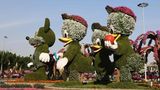 Der Dubai Miracle Garden wurde bereits am Valentinstag 2013 eröffnet und beherbergt viele von Blumen überwachsene Skulpturen und Häuser.