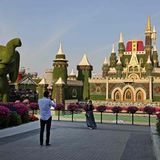 Nach eigenen Angaben handelt es sich für Dubai typisch Superlativ, nämlich um den größten Blumengarten der Welt.