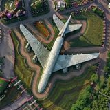 Bild 1 von 12 der Fotostrecke zum Klicken:  Blick aus der Drohnen-Perspektive auf den Blickfang im Dubai Miracle Garden: der von blühenden Blumen überwucherte Airbus A380.