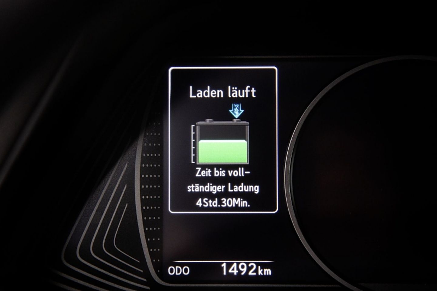 Mit einer Wallbox dauert es mit 6,6 kW rund acht Stunden, bis die Akkus voll sind