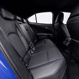 Hinten geht es im Lexus UX 300e recht eng zu