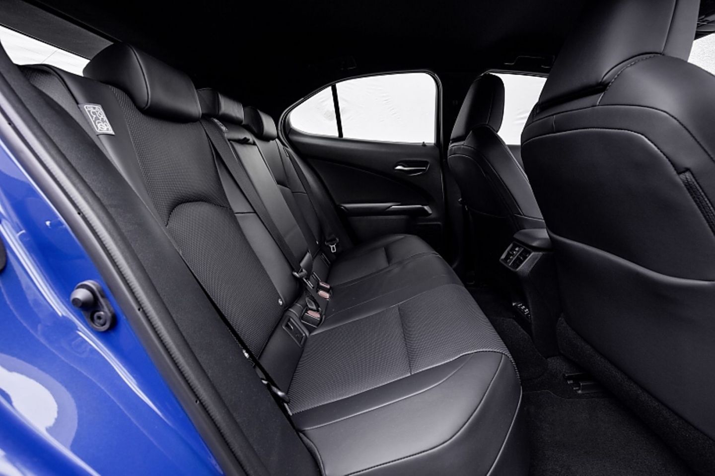 Hinten geht es im Lexus UX 300e recht eng zu